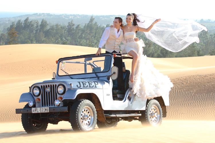 Bộ ảnh cưới độc - lạ bên xe Jeep
